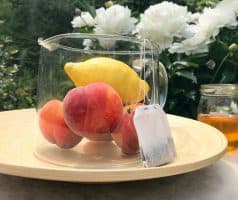 Osvěžující domácí ledový čaj s broskvemi