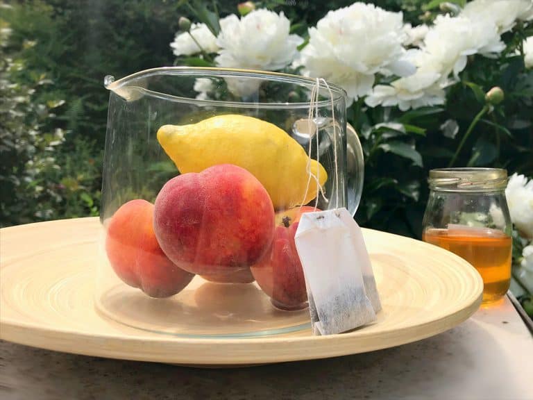 Osvěžující domácí ledový čaj s broskvemi