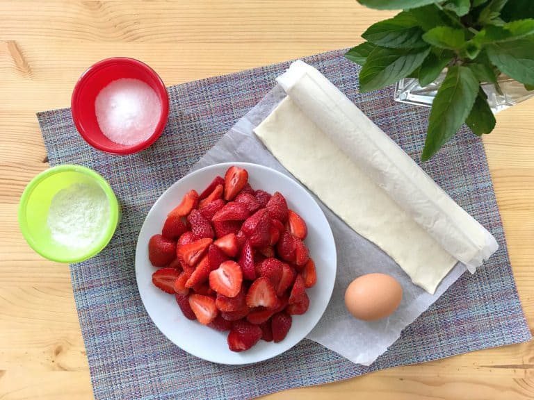 Rychlý jahodový koláč z listového těsta