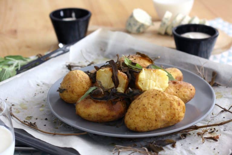 Pečené brambory se šalvějí