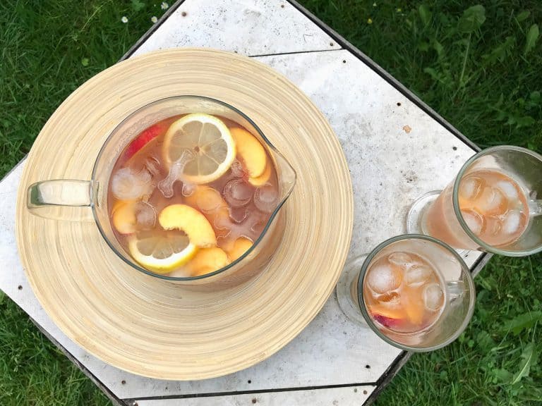 Osvěžující domácí ledový čaj s broskvemi