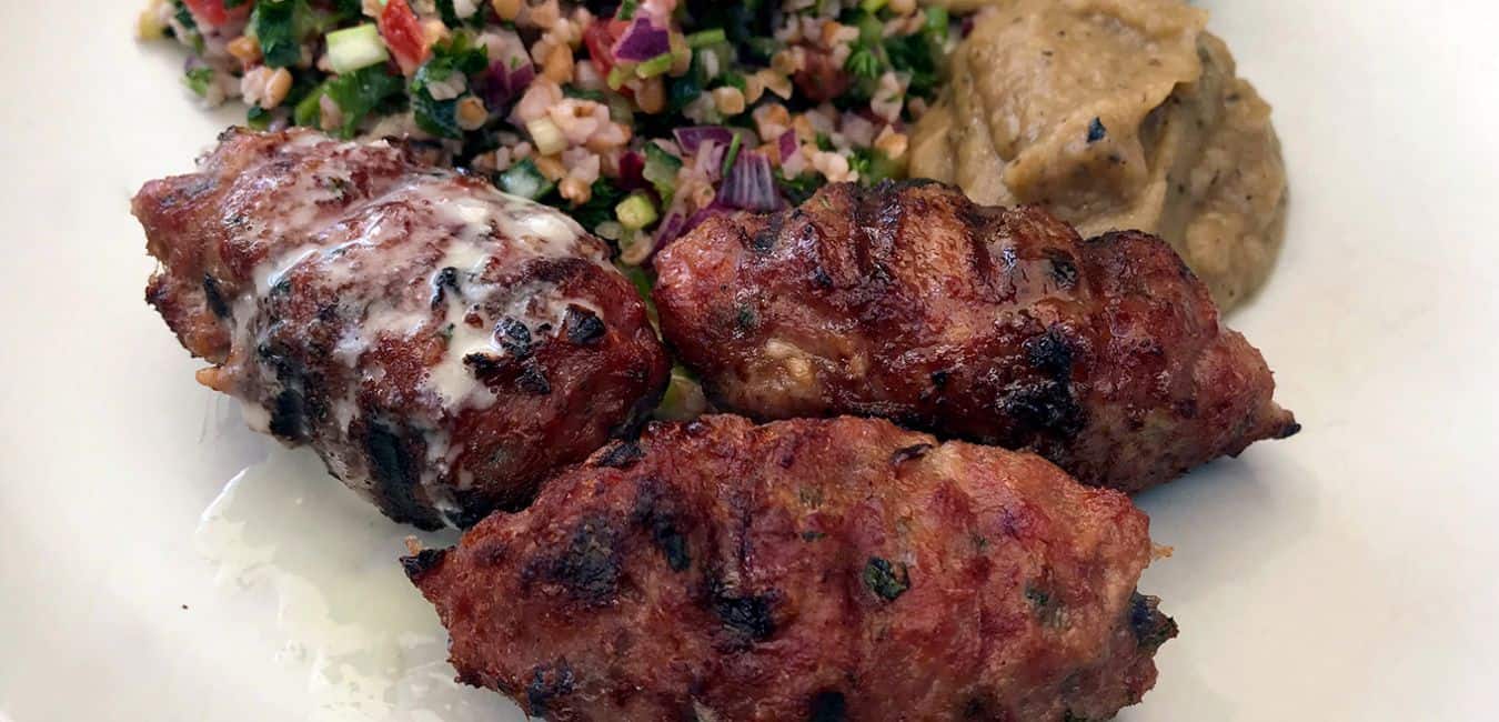 Grilovaný shish kebab (šiš kebab) z mlétého masa