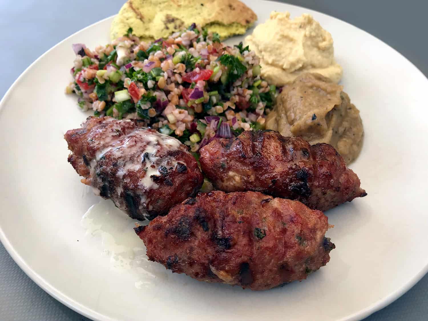 Grilovaný shish kebab (šiš kebab) z mlétého masa