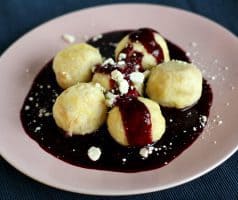 Rychlé tvarohové knedlíky s ovocnou omáčkou (a sněhovým bezé)