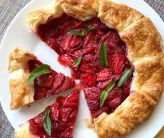 Rychlý jahodový koláč z listového těsta