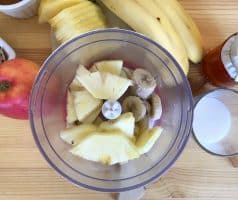 Ananasová smoothie bowl s jablkem a perníkem