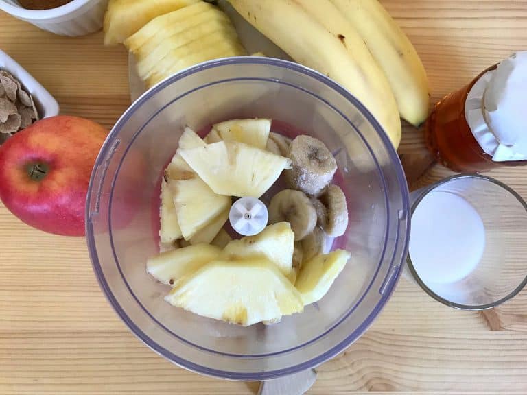 Ananasová smoothie bowl s jablkem a perníkem