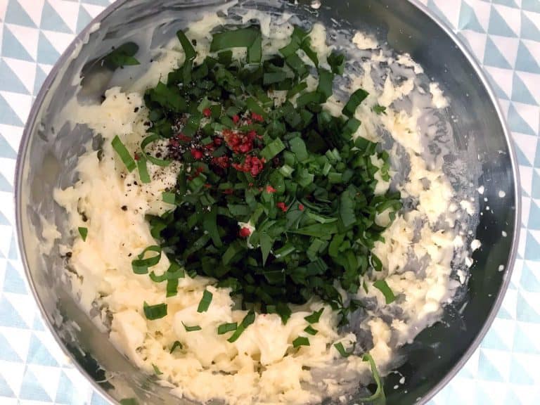 Bylinkové máslo (z medvědího česneku)