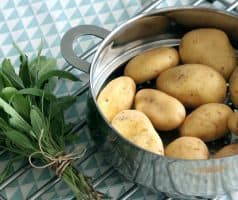 Pečené brambory se šalvějí