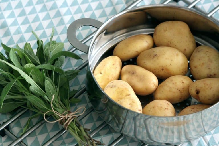 Pečené brambory se šalvějí