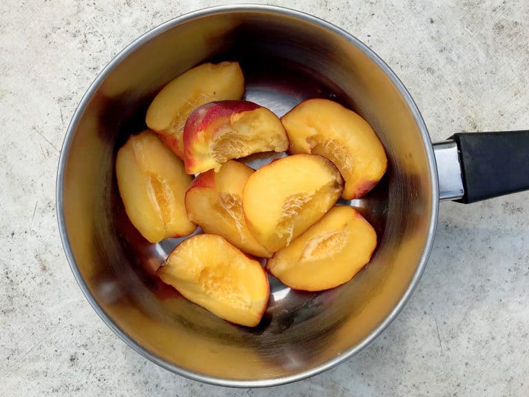 Osvěžující domácí ledový čaj s broskvemi