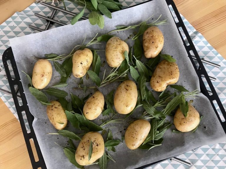 Pečené brambory se šalvějí