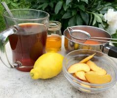 Osvěžující domácí ledový čaj s broskvemi