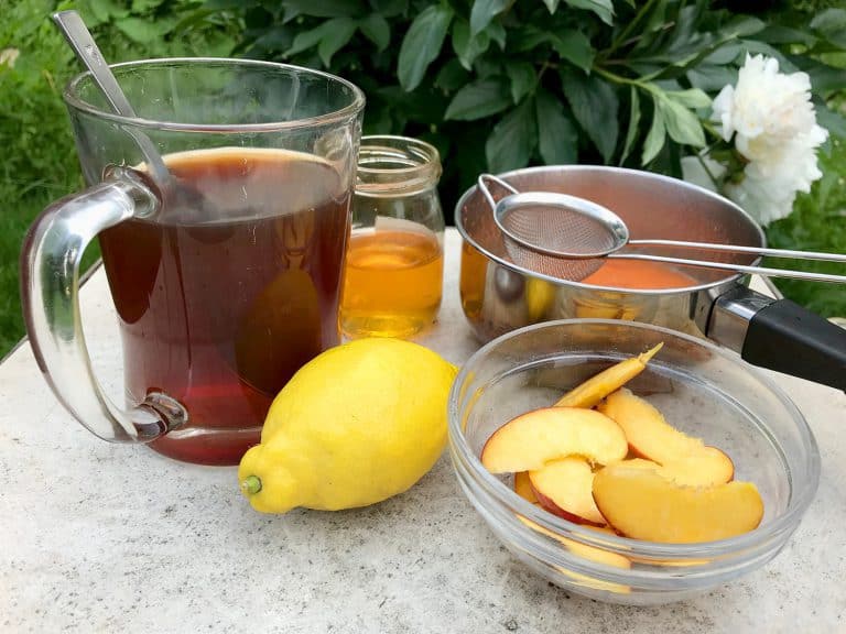 Osvěžující domácí ledový čaj s broskvemi