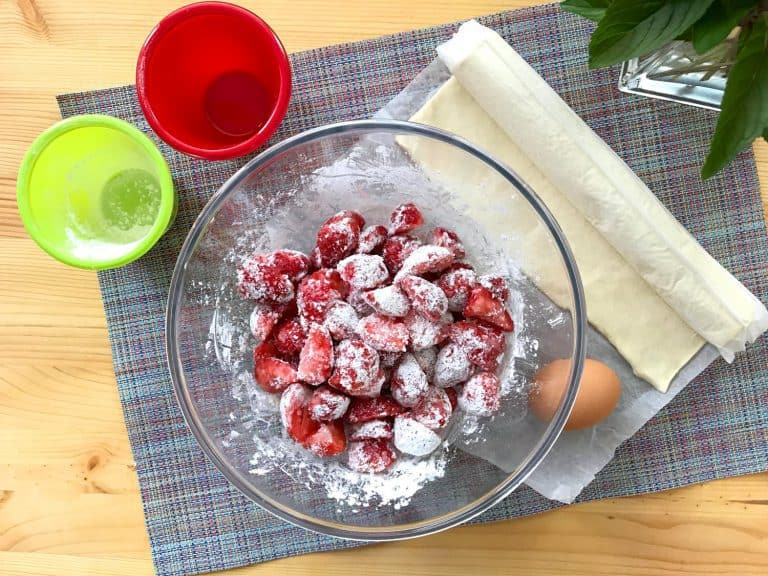 Rychlý jahodový koláč z listového těsta