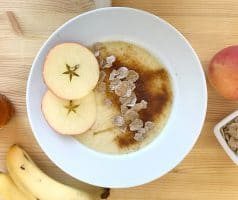 Ananasová smoothie bowl s jablkem a perníkem