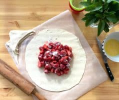 Rychlý jahodový koláč z listového těsta