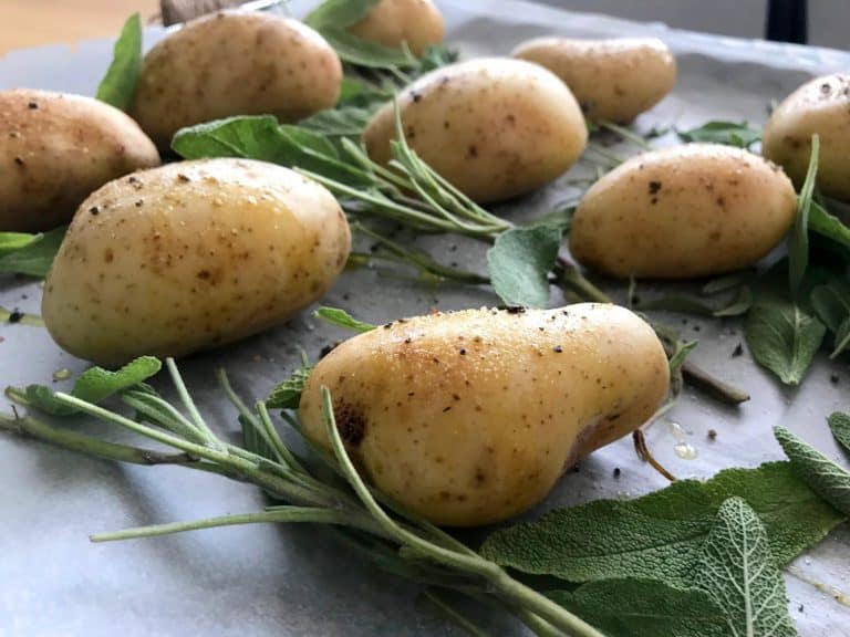 Pečené brambory se šalvějí