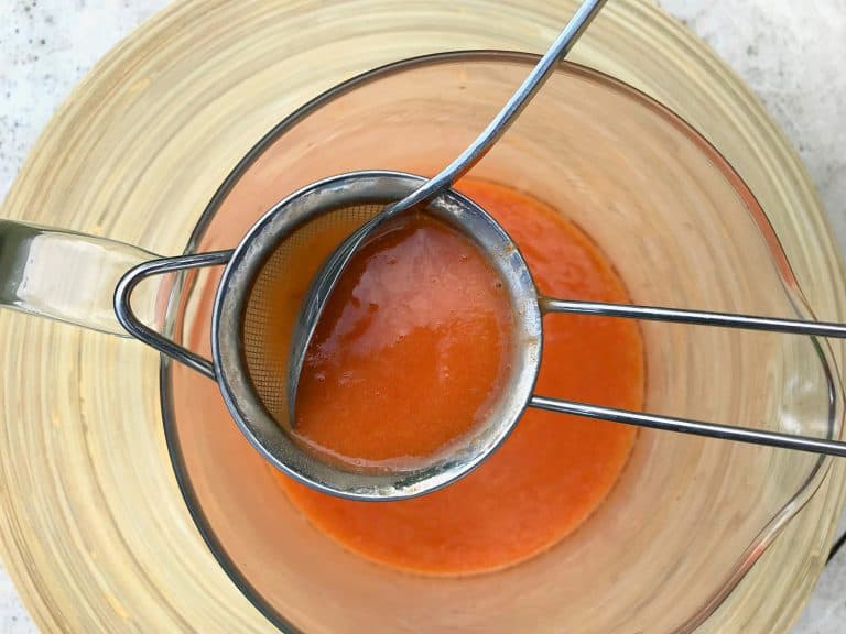 Osvěžující domácí ledový čaj s broskvemi