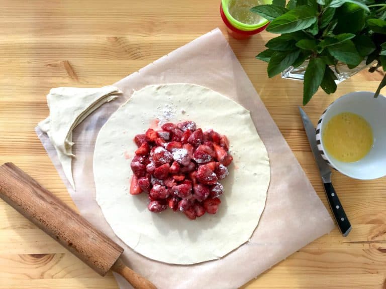 Rychlý jahodový koláč z listového těsta