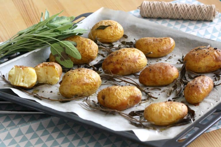 Pečené brambory se šalvějí