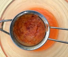 Osvěžující domácí ledový čaj s broskvemi