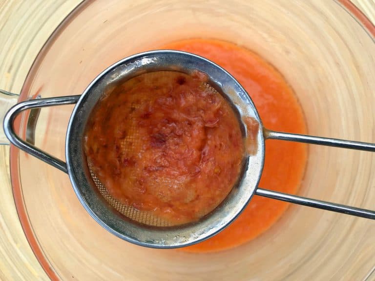 Osvěžující domácí ledový čaj s broskvemi