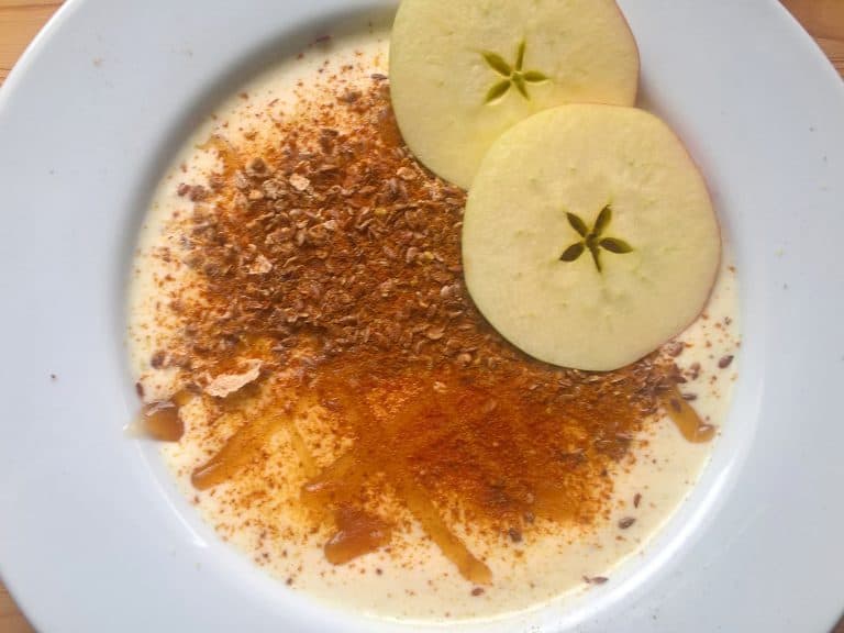 Ananasová smoothie bowl s jablkem a perníkem