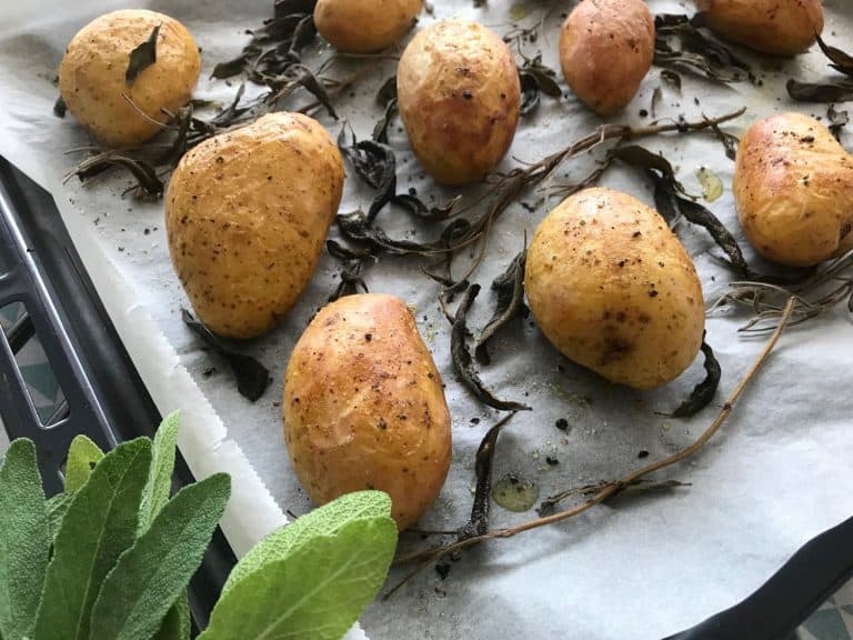 Pečené brambory se šalvějí