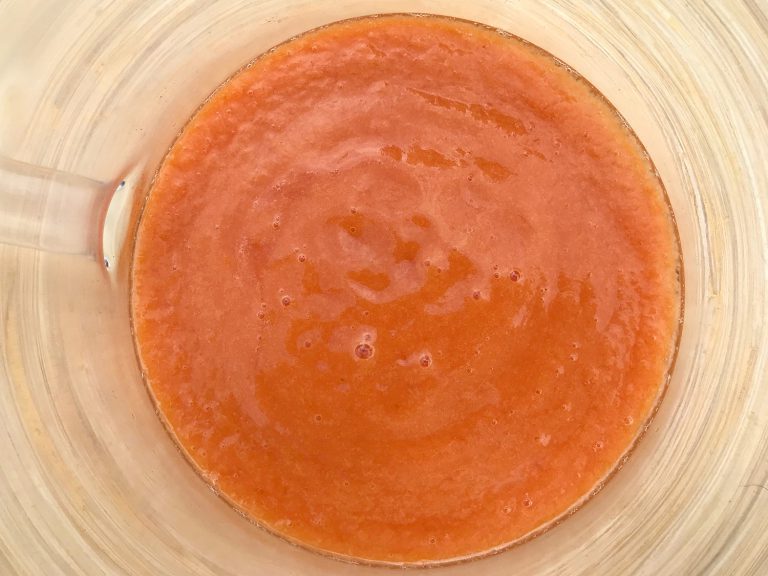 Osvěžující domácí ledový čaj s broskvemi