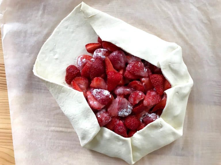 Rychlý jahodový koláč z listového těsta