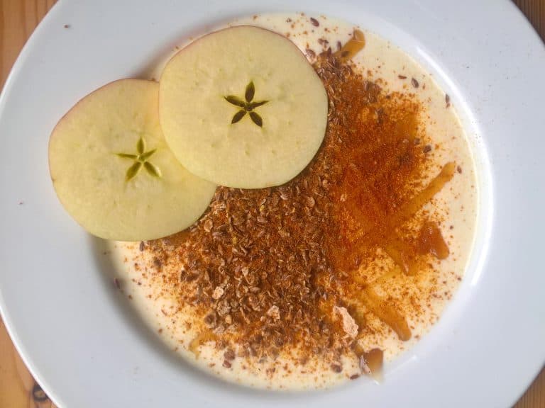 Ananasová smoothie bowl s jablkem a perníkem