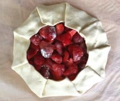 Rychlý jahodový koláč z listového těsta