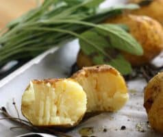 Pečené brambory se šalvějí