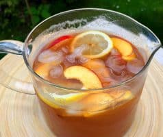 Osvěžující domácí ledový čaj s broskvemi