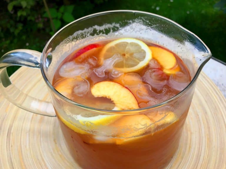 Osvěžující domácí ledový čaj s broskvemi