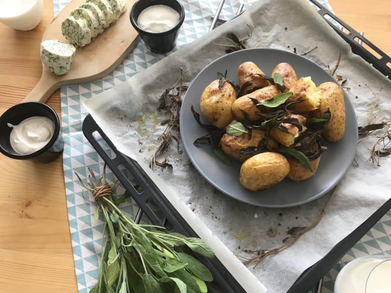 Pečené brambory se šalvějí