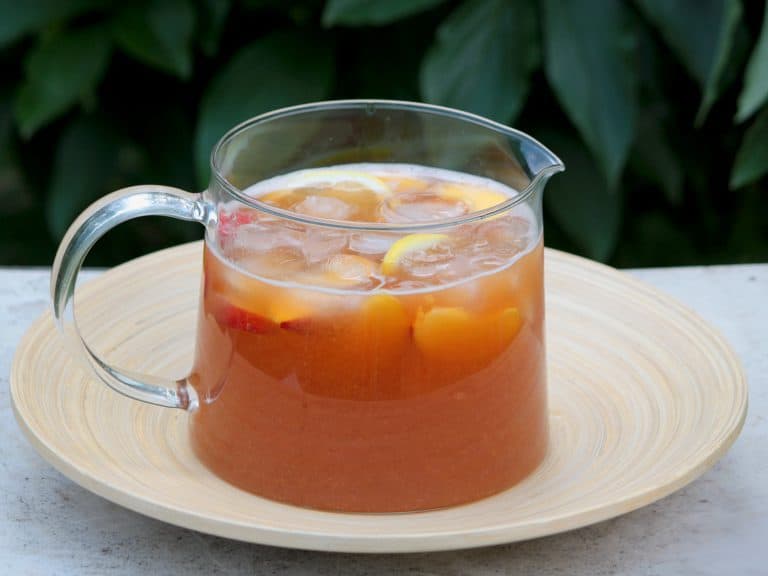 Osvěžující domácí ledový čaj s broskvemi
