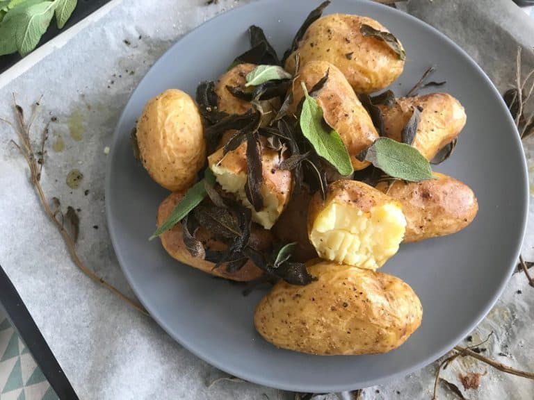 Pečené brambory se šalvějí