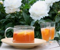 Osvěžující domácí ledový čaj s broskvemi