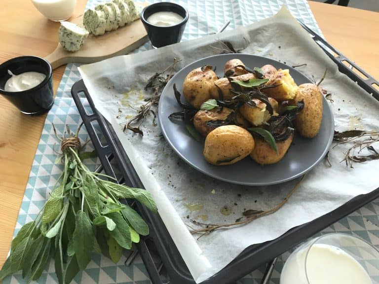 Pečené brambory se šalvějí