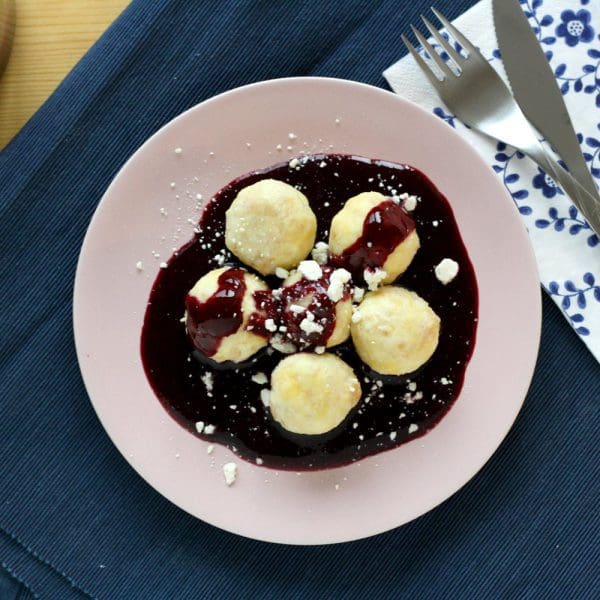 Rychlé tvarohové knedlíky s ovocnou omáčkou (a sněhovým bezé)