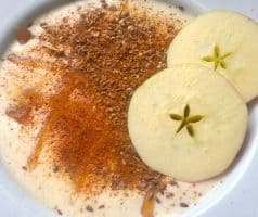 Ananasová smoothie bowl s jablkem a perníkem