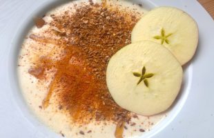 Ananasová smoothie bowl s jablkem a perníkem