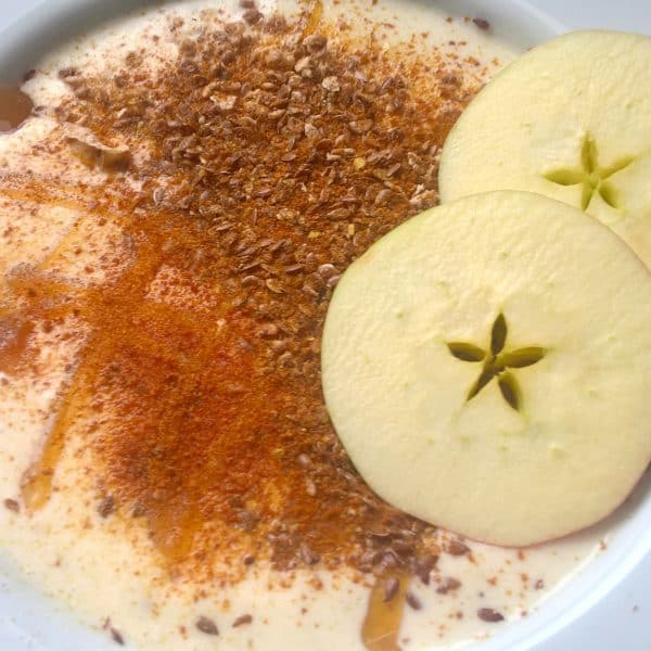 Ananasová smoothie bowl s jablkem a perníkem