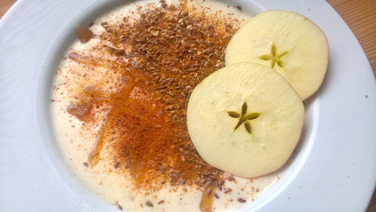 Ananasová smoothie bowl s jablkem a perníkem