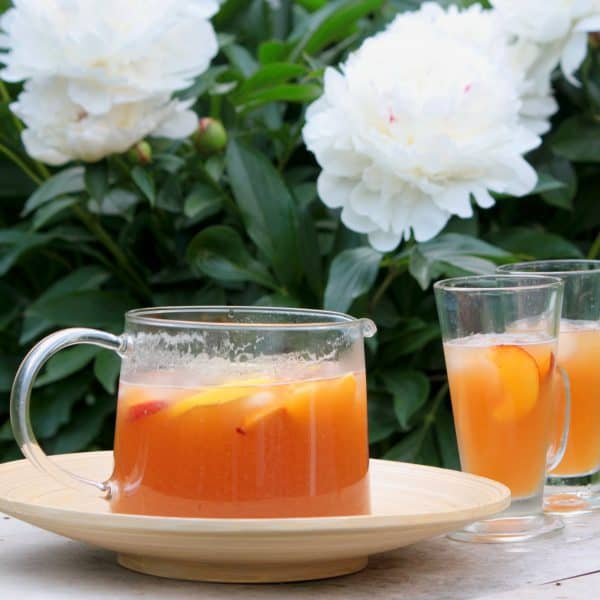 Osvěžující domácí ledový čaj s broskvemi