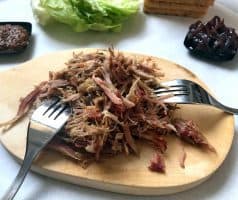 Sendvič z trhaného vepřového masa s cibulovou marmeládou