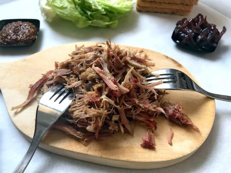 Sendvič z trhaného vepřového masa s cibulovou marmeládou