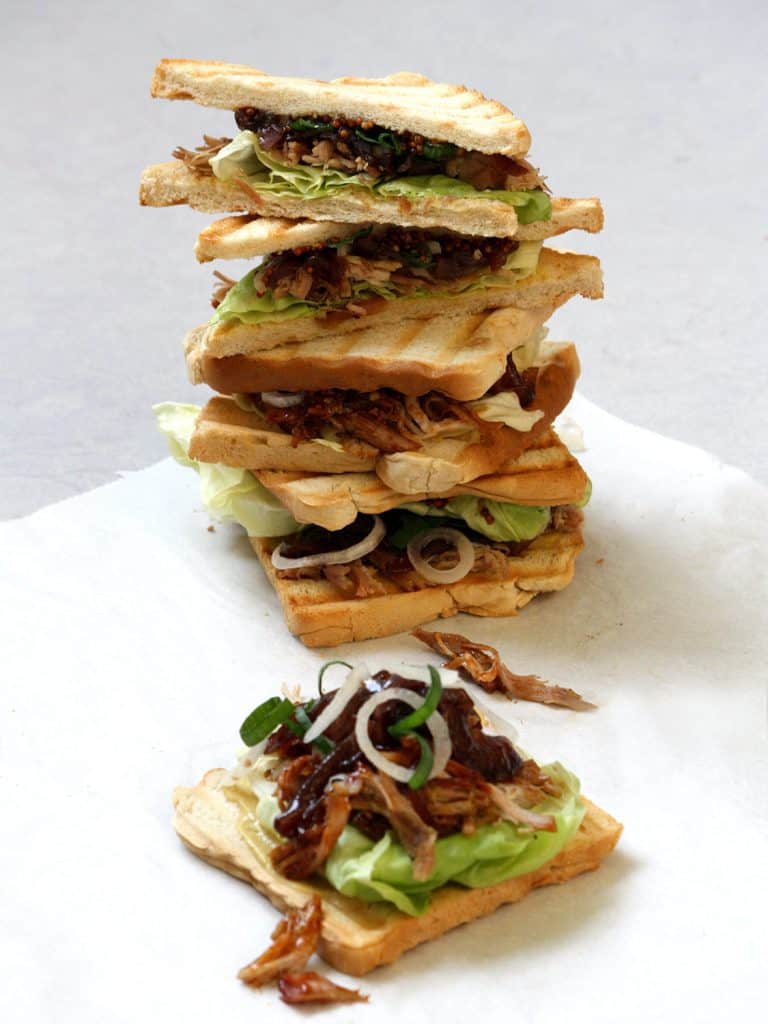 Sendvič z trhaného vepřového masa s cibulovou marmeládou